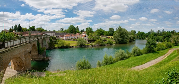 Antiga ponte sobre o rio Gave dʻOloron na cidade de Navarrenx, França