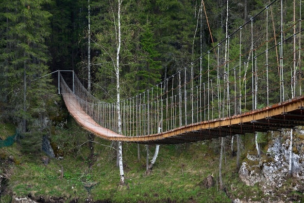 Antiga ponte suspensa sobre o rio