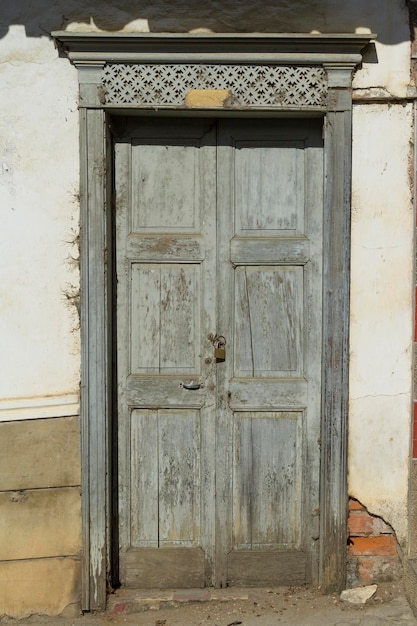 Antiga porta de estilo colonial em Antioquia Colômbia