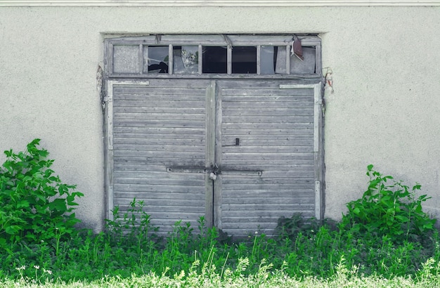 Antiga porta de madeira cinza para uma garagem abandonada