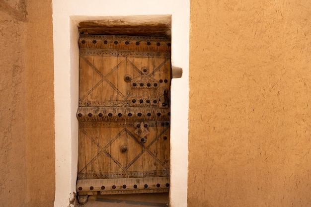 Antiga porta de madeira do Museu do Palácio Al Masmak em Riade, Arábia Saudita