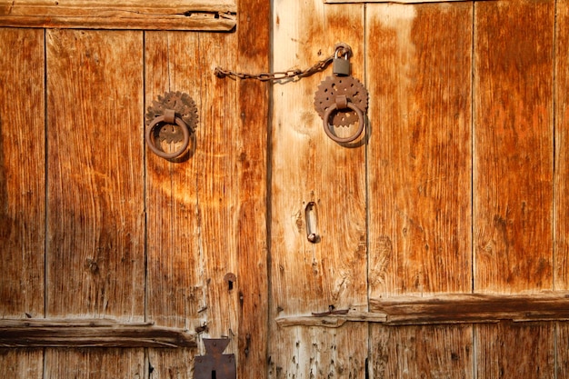 Antiga porta de madeira na zona rural