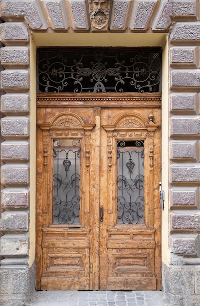 Antiga porta dupla de madeira