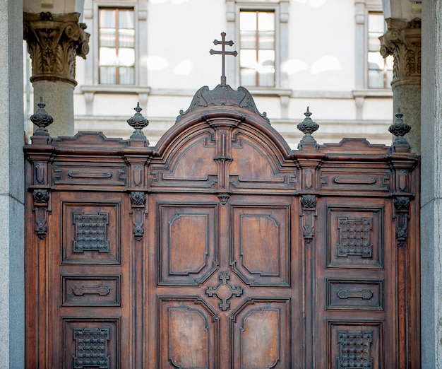 Antiga porta esculpida em madeira com crucifixo