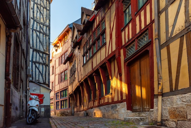 Foto antiga rua aconchegante com casas típicas de madeira na cidade velha de rouen, normandia, frança, arquitetura