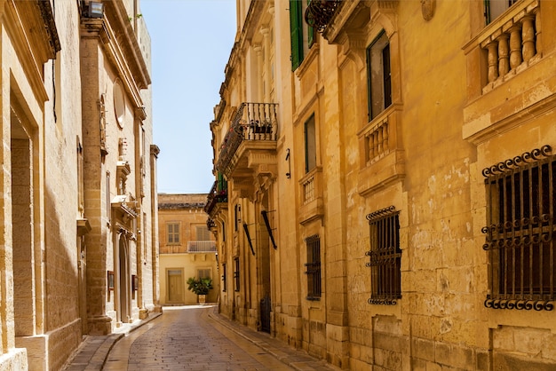 Antiga rua estreita medieval de Mdina, Malta. Vistas da ilha de Malta
