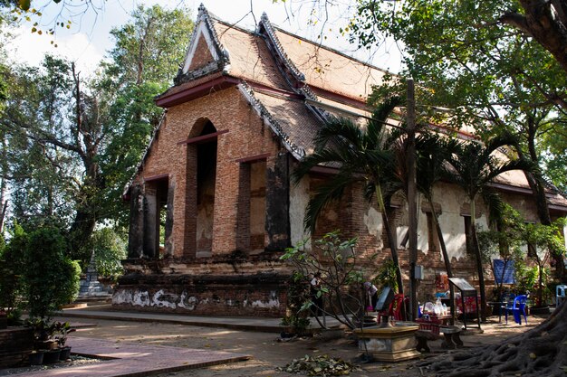 Antiga sala de ordenação ou ruína antiga ubosot para viajantes tailandeses pessoas viajam visitar respeito rezar bênção budda desejar santo em Wat Mae Nang Pleum ou Maenangpluem Templo em Ayutthaya Tailândia