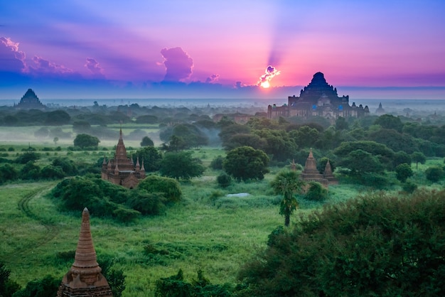 Antiga terra de Bagan vista do topo do pagode de Shwesandaw