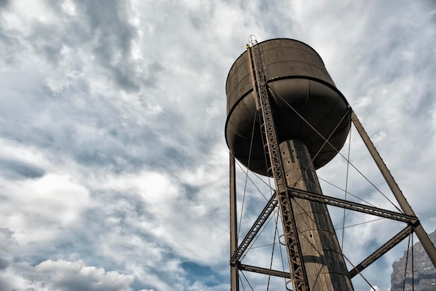 antiga torre de água ferroviária no campo Canadá