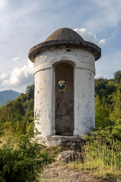 Antiga torre de vigia nas montanhas Macedônia Central Grécia