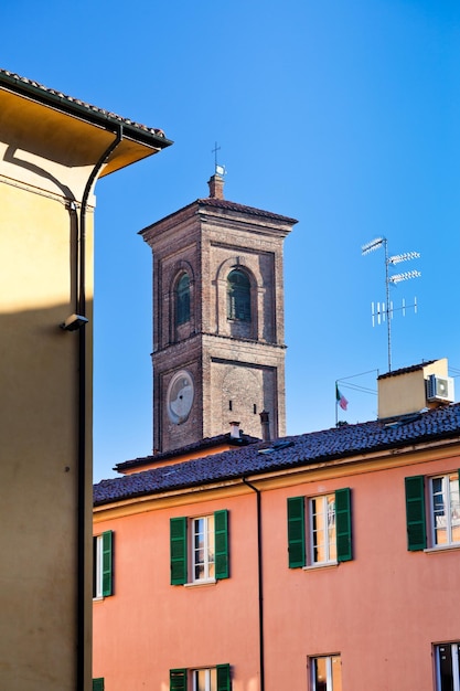 Antiga torre italiana e casas bolonha