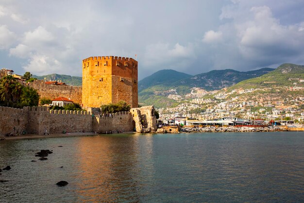 Antiga Torre Vermelha Kizil Kule no porto de Alanya, Turquia