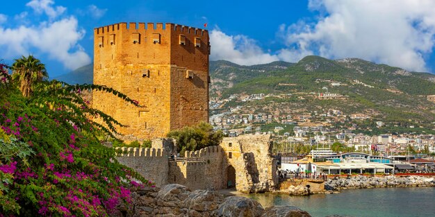 Foto antiga torre vermelha kizil kule no porto de alanya, turquia