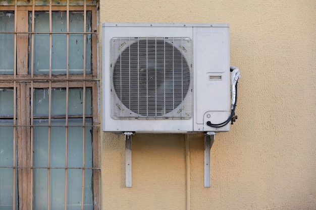 Antiga unidade de ar condicionado ao ar livre pendurada do lado de fora do prédio