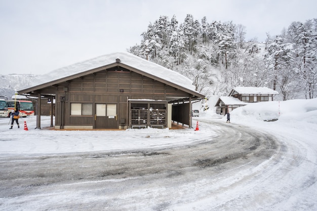 Antiga vila com neve em Shirakawago no Japão é um Património Mundial da UNESCO