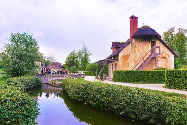 Antiga vila de Maria Antonieta e o Palácio de Versalhes em Paris, na França, UE. Pessoas no fundo