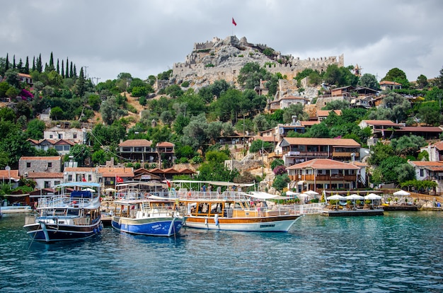 Antiga vila de Simena com castelo na montanha. Doca para barcos, bela paisagem.