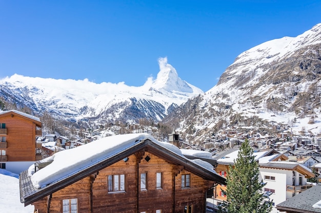 antiga vila em dia de sol com fundo de pico Matterhorn em Zermatt