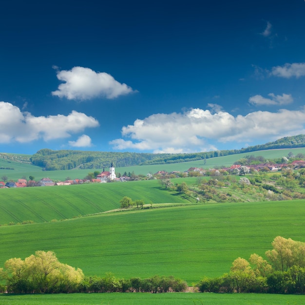 Antiga vila europeia e conceito de férias de verão da natureza