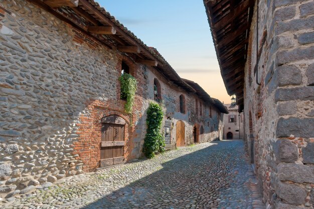 Antiga vila medieval nas colinas italianas