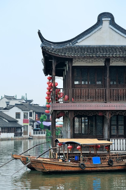 Antiga vila pelo rio em Xangai com barco