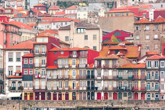 Foto antigas casas coloridas em ribeira, porto, portugal