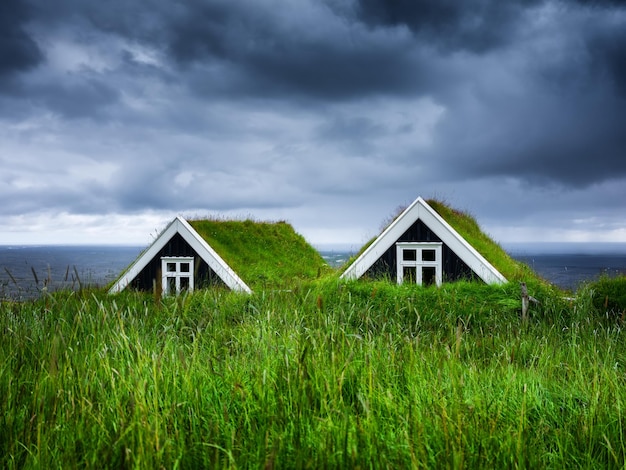 Antigas casas históricas no campo na Islândia Fundo islandês natural Viajando na Islândia Famouns place Imagem de viagem