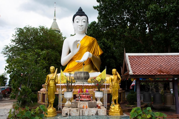 Antigas estátuas de buda em ruínas para viajantes tailandeses viajam visitam e respeitam rezando com bênção adoração de mistério sagrado no templo Wat Khao Nang Buat ou Phra Achan Thammachot em Suphan Buri Tailândia