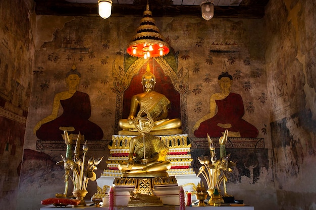 Antigas estátuas de buda na antiga igreja ubosot para pessoas tailandesas e viajantes estrangeiros visitam e respeitam orando abençoando adoração sagrada no templo Wat Chomphuwek ou Chumpoo Wek em Nonthaburi Tailândia