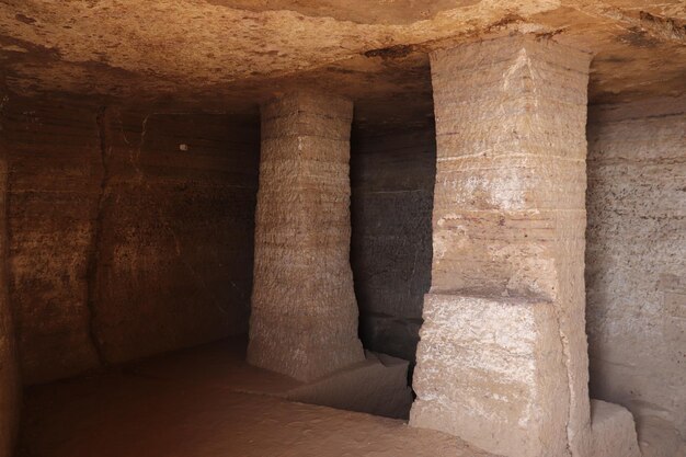 Foto antigas inscrições egípcias e hieróglifos em túmulos dos nobres em aswan, egito