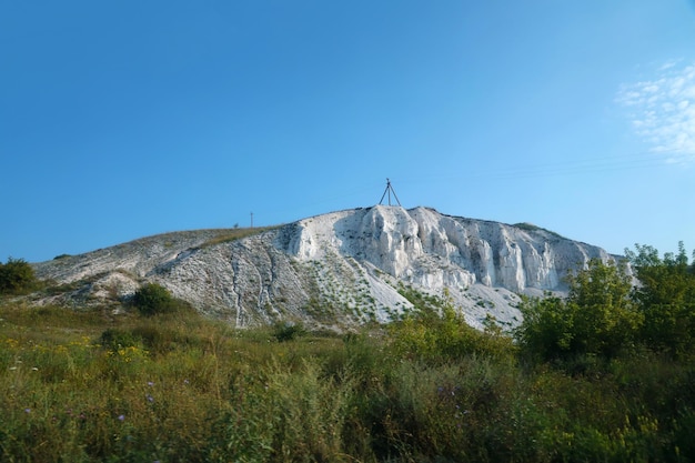 Antigas montanhas de giz multimilionárias na superfície das estepes da terra