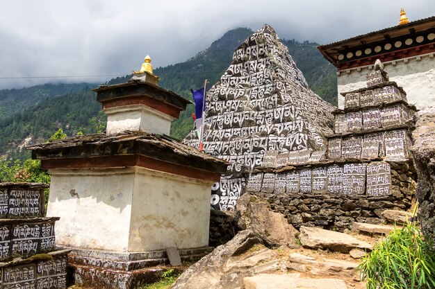 Antigas pedras budistas com mantras religiosos sagrados. Nepal