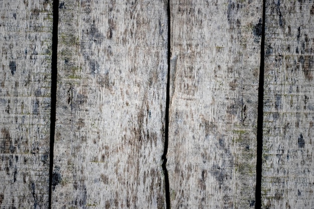 Antigas pranchas de madeira abandonadas danificadas para o fundo de textura
