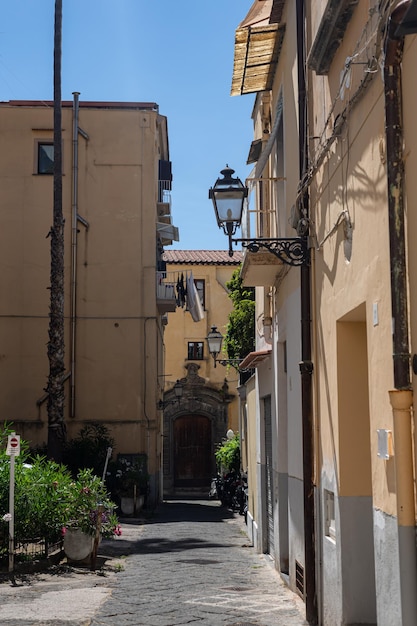 Antigas ruas de pedra estreitas de Sorrento, no sul da Itália, o centro histórico da cidade