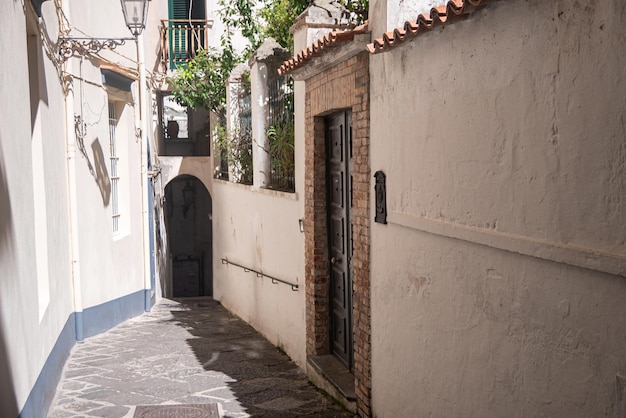 Antigas ruas românticas históricas do sul da Itália, na cidade de Amalfi, as ruas estreitas viram portas inundadas pelo sol de verão