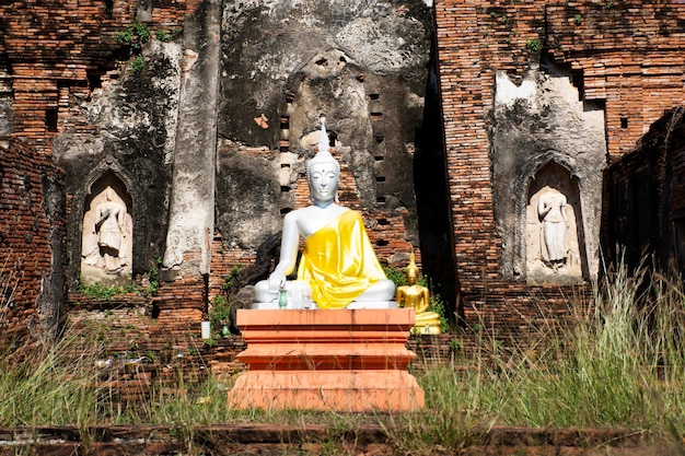 Antigas ruínas antigas de estátuas de buda no pagode Wat Choeng Tha ou no templo Koy Tha em Ayutthaya Tailândia