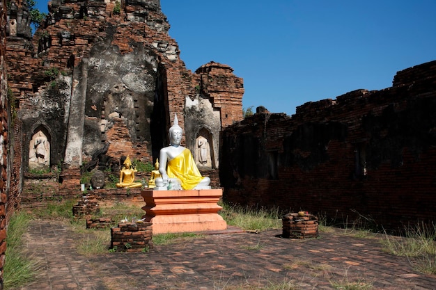 Antigas ruínas antigas de estátuas de buda no pagode Wat Choeng Tha ou no templo Koy Tha em Ayutthaya Tailândia