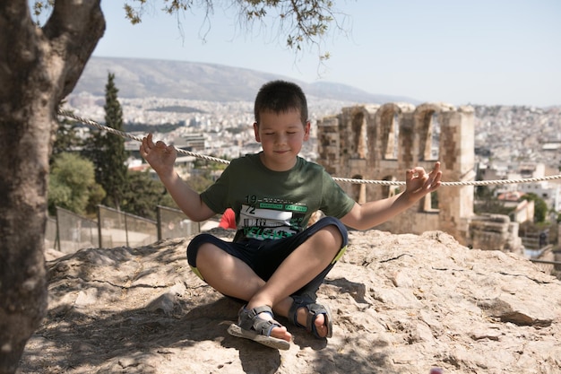 Antigas ruínas gregas em Atenas Grécia Europa Odeon de Herodes Atticus com vista para a cidade Este teatro de pedra é um marco famoso de Atenas Antigo monumento fechado permanece da Atenas clássica