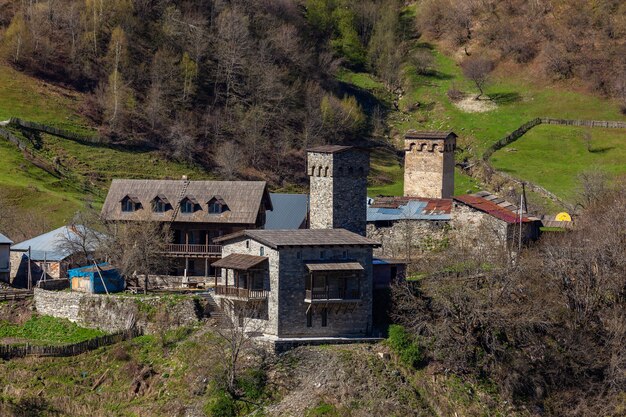 Antigas torres Svan tradicionais em Upper Svaneti, Cáucaso