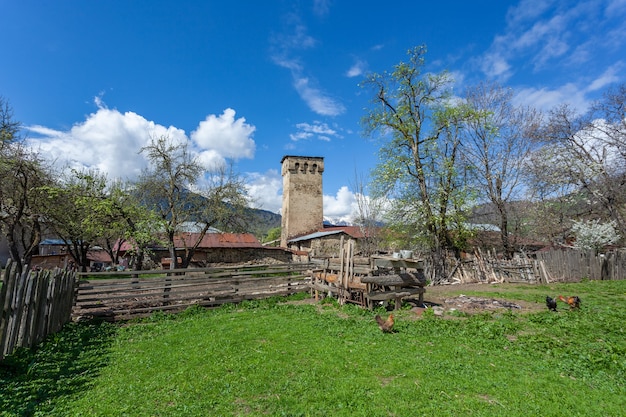 Antigas torres Svan tradicionais na aldeia Latali, Svaneti, Cáucaso
