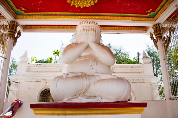 Foto antigo amuleto de olhos vendados no antigo santuário para o povo tailandês, os viajantes viajam, respeitam, orando, abençoando, desejando, mistério, adoração sagrada, no templo wat pa mok worawihan, em pa mok, em ang thong, tailândia