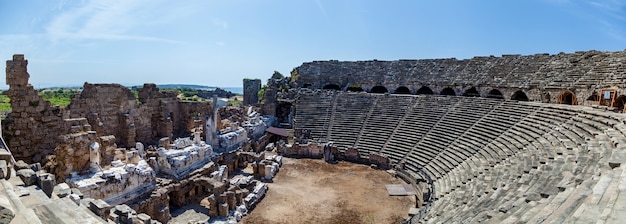 Antigo anfiteatro desde os tempos antigos na região de antalya, side, turquia.