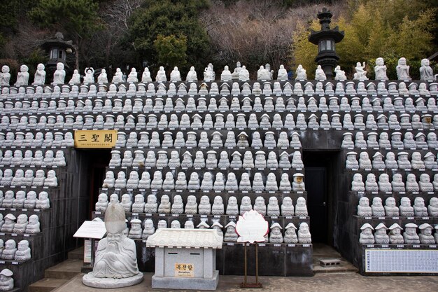 Antigo anjo da divindade e pequenos monges figuram no Templo de Sanbangsa para viajantes coreanos que viajam visitam oração, bênção e mistério no Templo de Sanbangsa em 18 de fevereiro de 2023 em Jeju, Coreia do Sul