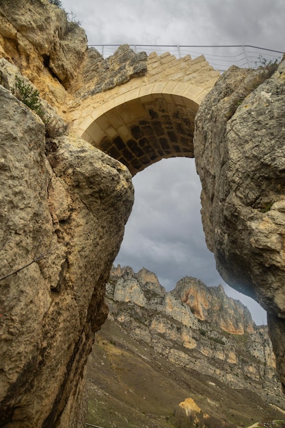 Foto antigo arco de pedra na rocha do castelo de pancorbo, em burgos, espanha