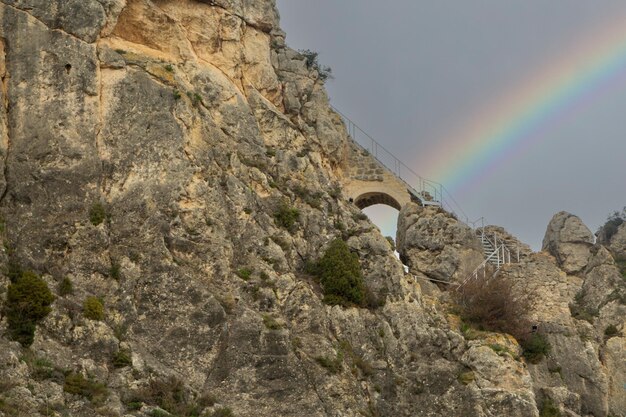 Foto antigo arco de pedra na rocha do castelo de pancorbo, em burgos, espanha