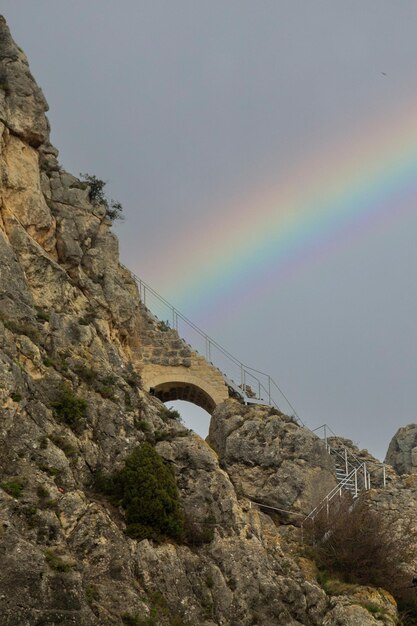Foto antigo arco de pedra na rocha do castelo de pancorbo, em burgos, espanha