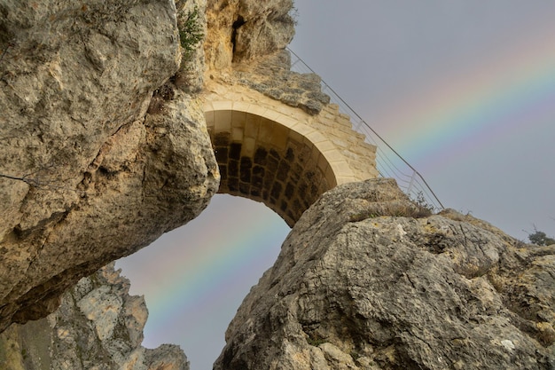 Foto antigo arco de pedra na rocha do castelo de pancorbo, em burgos, espanha