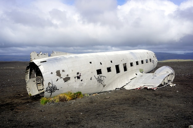Antigo avião militar acidentado em Solheimasandur Black Beach, Islândia.