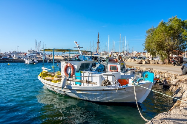 Antigo barco de pesca na marina grega