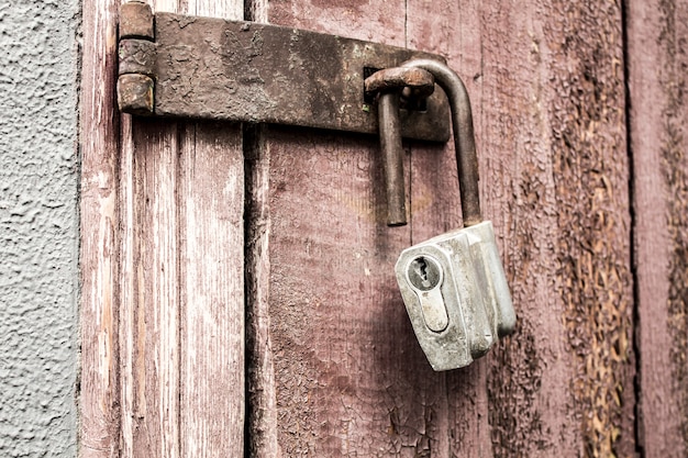 Antigo cadeado em um fundo de uma porta de madeira